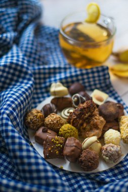 Zencefil çay limon ve tarçın ile çikolata