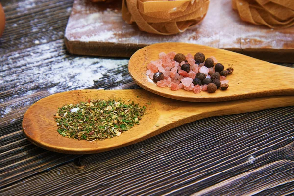 Bodegón con pasta e ingredientes caseros crudos — Foto de Stock