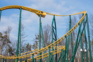 Renkli döngü Roller Coaster güzel bir güneşli gün