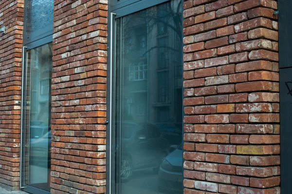 Bina, kasaba kırmızı tuğla ev merdiven ile ön kapı.