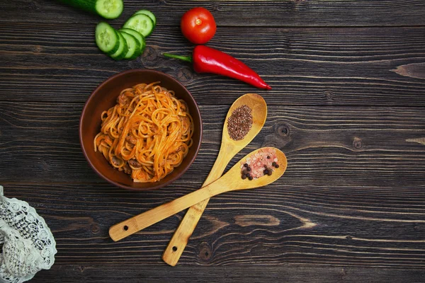 Deliciosa y abundante pasta con verduras de carne molida — Foto de Stock