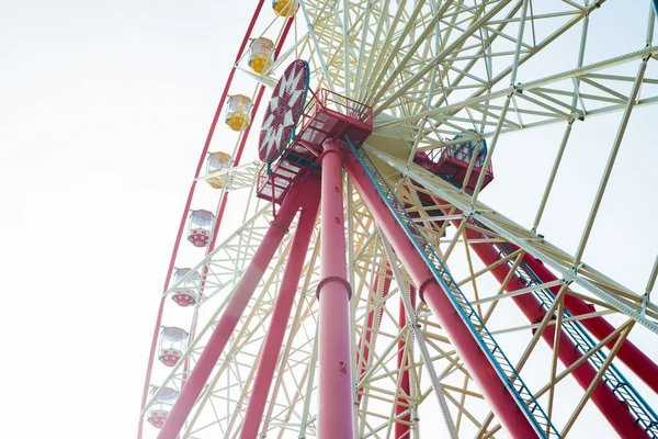 Dönme dolap Mavi Gökyüzünde