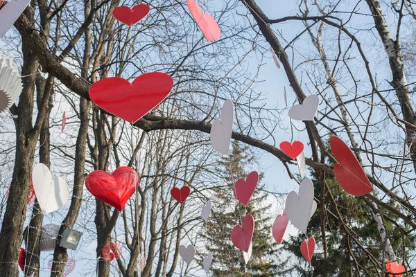 Yeşil kalp şeklinde ağaç beyaz izole