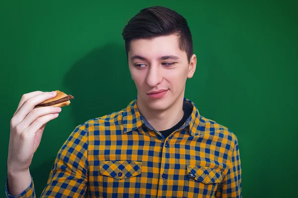 Aç adam büyük hamburger bakan portresi