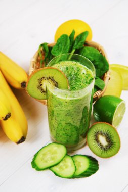 Yeşil smoothie kivi, ıspanak ve muz ile yapılan