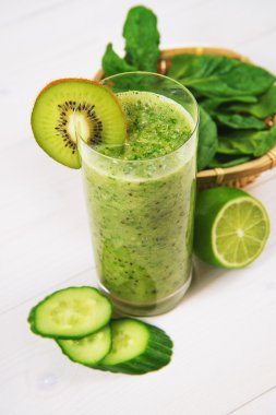 Karışık smoothie ile bileşenlerin seçici odak kare resmi