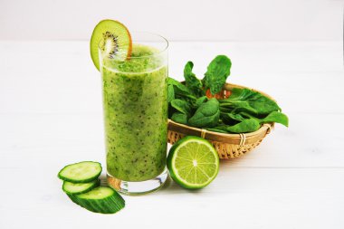 Karışık smoothie ile bileşenlerin seçici odak kare resmi