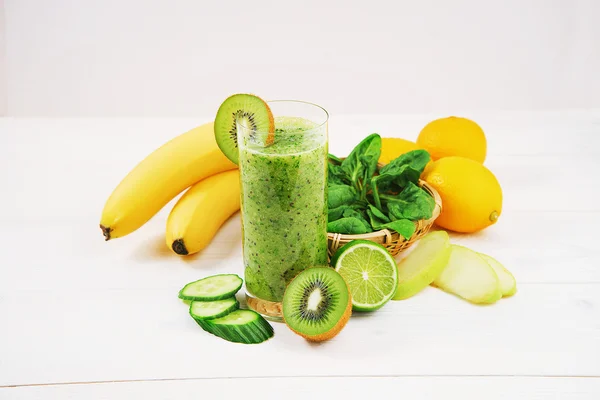 Yeşil smoothie kivi, ıspanak ve muz ile yapılan
