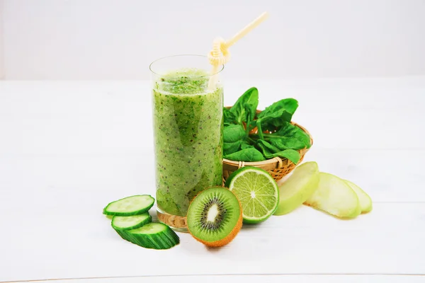 Karışık smoothie ile bileşenlerin seçici odak kare resmi