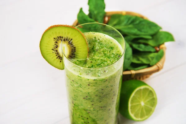 Karışık smoothie ile bileşenlerin seçici odak kare resmi