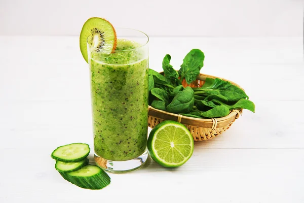 Blandad smoothie med ingredienser selektiv fokus fyrkantig bild — Stockfoto