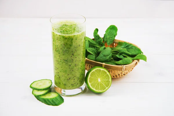 Karışık smoothie ile bileşenlerin seçici odak kare resmi