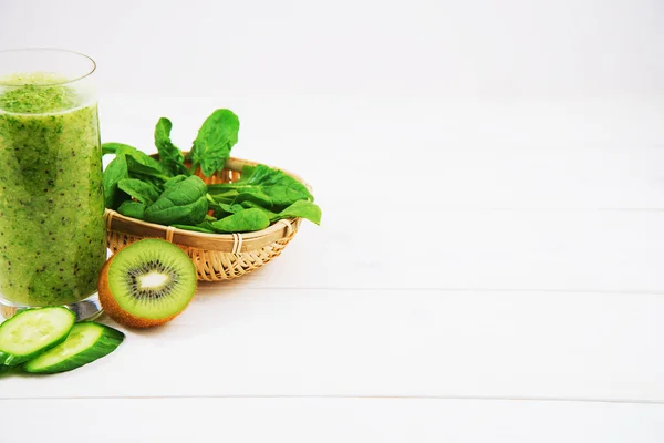 Karışık smoothie ile bileşenlerin seçici odak kare resmi