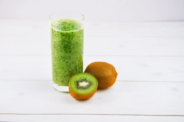 Karışık smoothie ile bileşenlerin seçici odak kare resmi