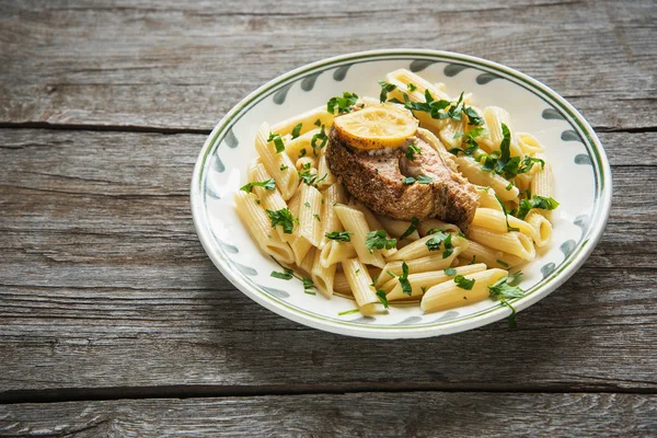 Somon fileto tagliatelle, otlar, limon, üstten görünüm, penne makarna