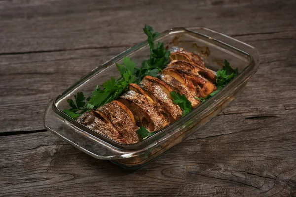 Limon ve taze otlar ile fırında pişmiş somon