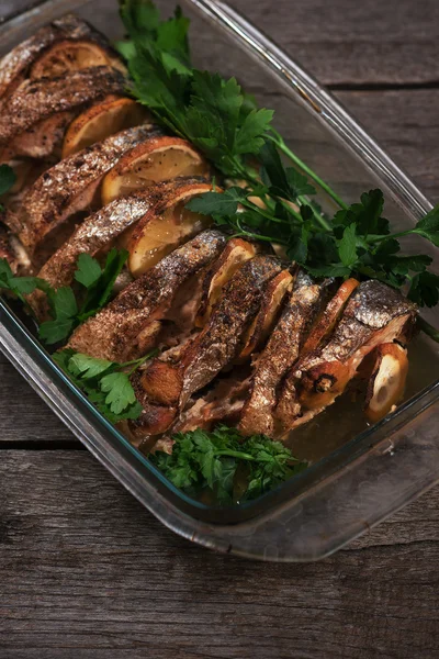 Limon ve taze otlar ile fırında pişmiş somon