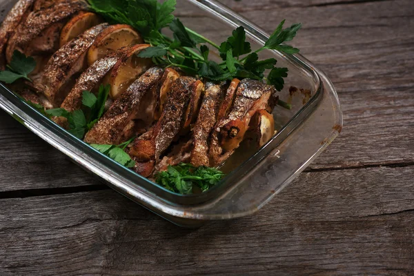 Limon ve taze otlar ile fırında pişmiş somon