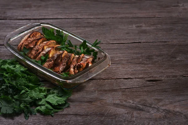 Salmón al horno con limón y hierbas frescas — Foto de Stock