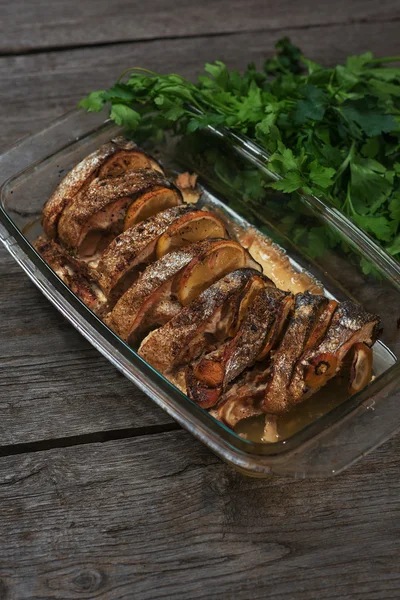 Limon ve taze otlar ile fırında pişmiş somon