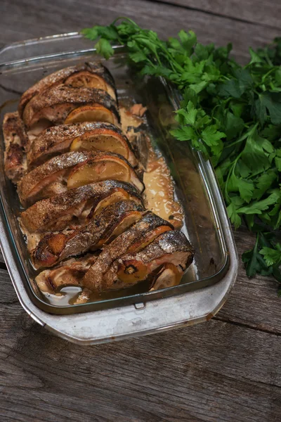 Limon ve taze otlar ile fırında pişmiş somon