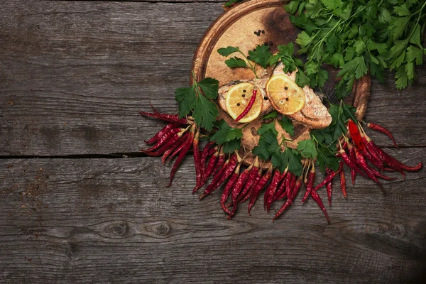 limon ve otlar ile sulu pişmiş somon