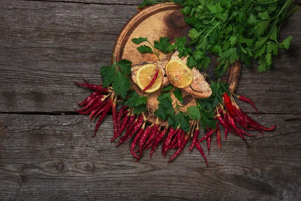 Salmón al horno jugoso con limón y hierbas — Foto de Stock