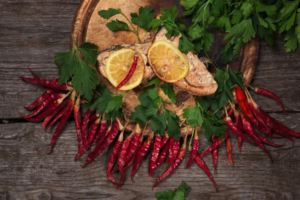 Salmón al horno jugoso con limón y hierbas — Foto de Stock