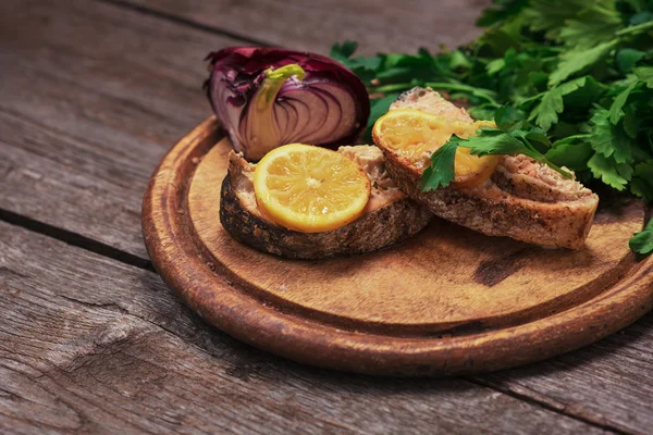 limon ve otlar ile sulu pişmiş somon