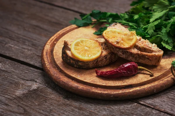 Salmón al horno jugoso con limón y hierbas — Foto de Stock