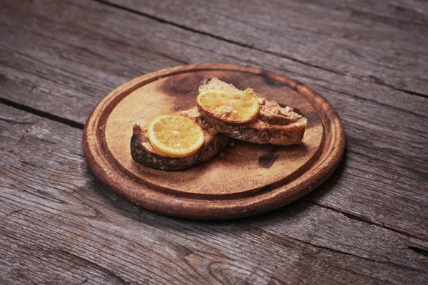 Limonlu plaka üzerinde kızarmış somon fileto.