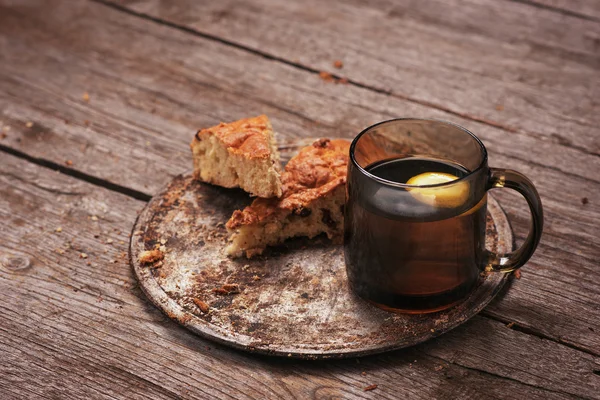 ev yapımı somun kek bir ağaç ile limon çayı