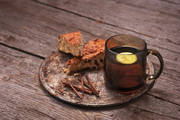 ev yapımı somun kek bir ağaç ile limon çayı