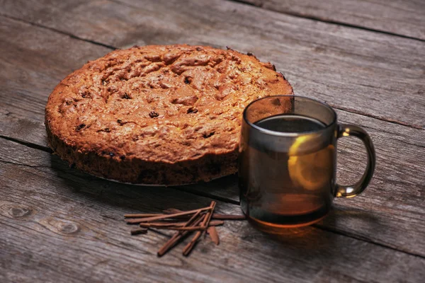 ev yapımı somun kek bir ağaç ile limon çayı