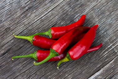 Ahşap bir masada kırmızı biber, hasat