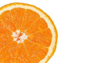 Dilimlenmiş turuncu beyaz arka planda izole