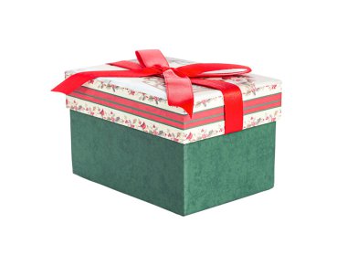 Kırmızı kurdeleli yeşil hediye kutusu, beyaz arka planda izole edilmiş.