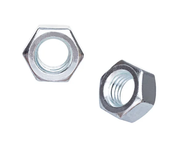Metal fındıklar, beyaz arka planda izole