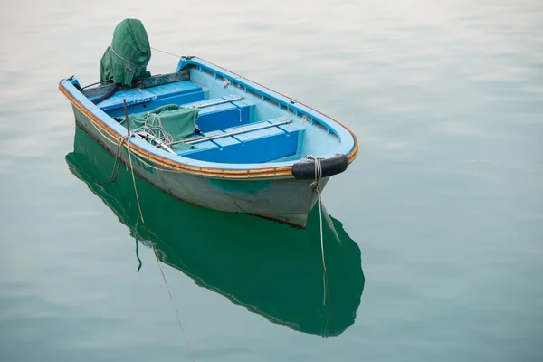 Malé rybářské lodě ukotvené — Stock fotografie