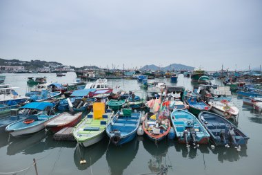 Hong Kong, Çin-Mar 10, 2016: Cheung Chau, Cheung Chau limanda kalabalık balık tutma Hong Kong, her yıl binlerce yerel ve yurtdışı turist çeken bir ada olduğunu