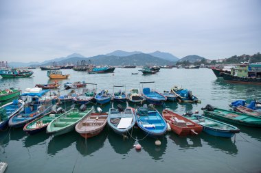 Hong Kong, Çin-Mar 10, 2016: Cheung Chau, Cheung Chau limanda kalabalık balık tutma Hong Kong, her yıl binlerce yerel ve yurtdışı turist çeken bir ada olduğunu