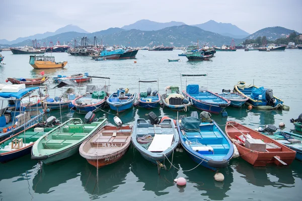 Гонконг, Китай-Мар 10, 2016: переповненому рибальського порту в Cheung чау, Ченг чау є островом в Гонконзі, який приваблює тисячі місцевих і зарубіжних туристів щороку — стокове фото