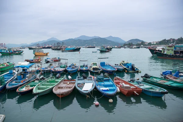 HONG KONG, CHINA-MAR 10,2016: Puerto pesquero lleno de gente en Cheung Chau, Cheung Chau es una isla en Hong Kong, que atrae a miles de turistas locales y extranjeros cada año — Foto de Stock