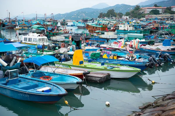 HONG KONG, CHINA-MAR 10,2016: Puerto pesquero lleno de gente en Cheung Chau, Cheung Chau es una isla en Hong Kong, que atrae a miles de turistas locales y extranjeros cada año — Foto de Stock