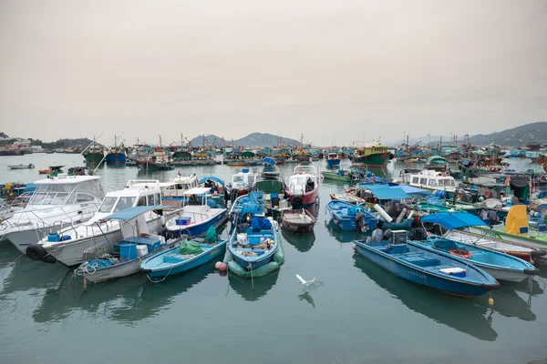 HONG KONG, CHINA-MAR 10,2016: Puerto pesquero lleno de gente en Cheung Chau, Cheung Chau es una isla en Hong Kong, que atrae a miles de turistas locales y extranjeros cada año — Foto de Stock