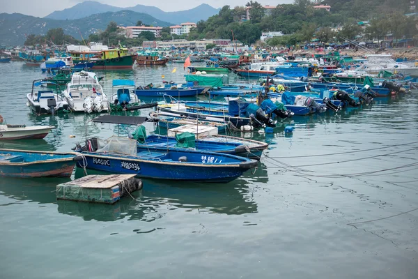 HONG KONG, CHINA-MAR 10,2016: Puerto pesquero lleno de gente en Cheung Chau, Cheung Chau es una isla en Hong Kong, que atrae a miles de turistas locales y extranjeros cada año — Foto de Stock