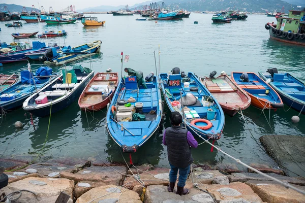 HONG KONG, CHINA-MAR 10,2016: Puerto pesquero lleno de gente en Cheung Chau, Cheung Chau es una isla en Hong Kong, que atrae a miles de turistas locales y extranjeros cada año — Foto de Stock