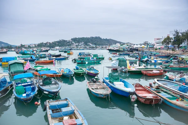 HONG KONG, CHINA-MAR 10,2016: Puerto pesquero lleno de gente en Cheung Chau, Cheung Chau es una isla en Hong Kong, que atrae a miles de turistas locales y extranjeros cada año — Foto de Stock