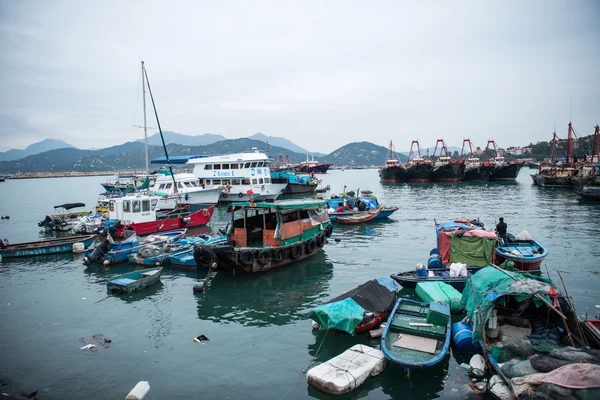 HONG KONG, CHINA-MAR 10,2016: Puerto pesquero lleno de gente en Cheung Chau, Cheung Chau es una isla en Hong Kong, que atrae a miles de turistas locales y extranjeros cada año — Foto de Stock