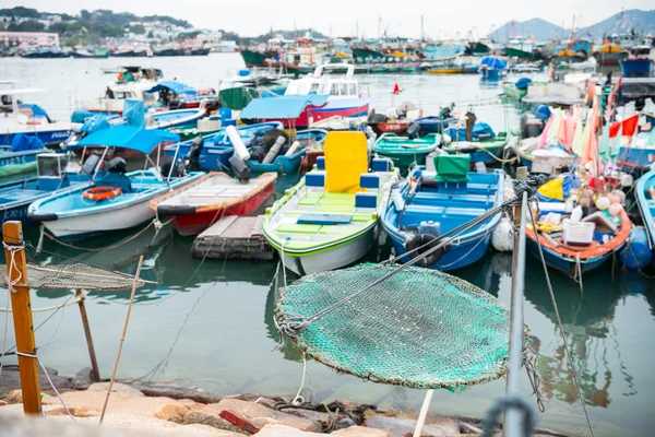 Гонконг, Китай-Мар 10, 2016: переповненому рибальського порту в Cheung чау, Ченг чау є островом в Гонконзі, який приваблює тисячі місцевих і зарубіжних туристів щороку — стокове фото